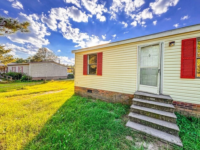 Building Photo - 3 BED 2BATH outside of Fayettville