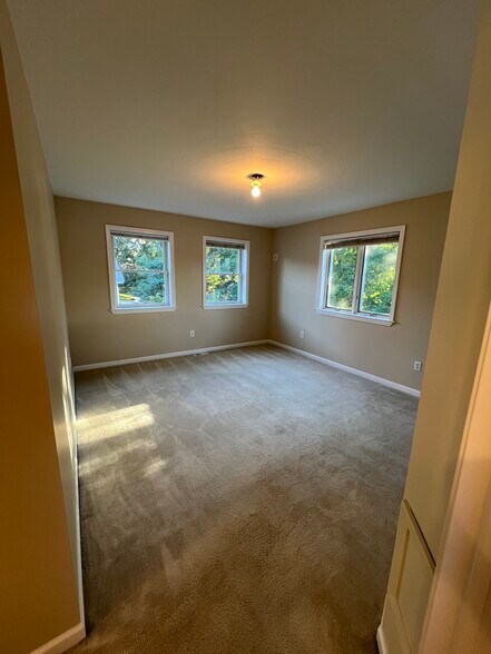 Master Bedroom - 176 Duer St