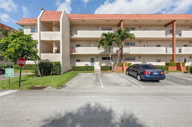 Building Photo - 711 S Hollybrook Dr