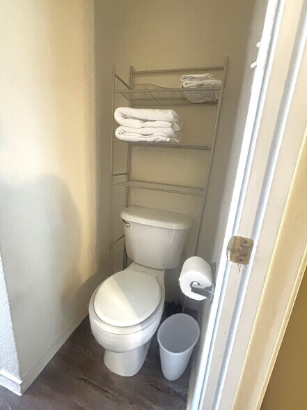 Building Photo - 409 Creek St