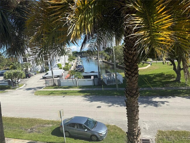 Building Photo - 1631 NE 114th St