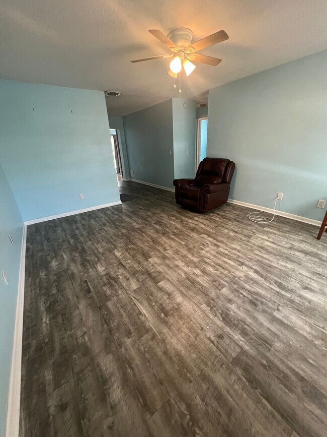 Building Photo - 2/1.5 Duplex in Fisherman's Haven