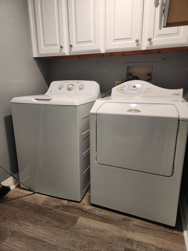 Building Photo - THE LANDINGS CONDO