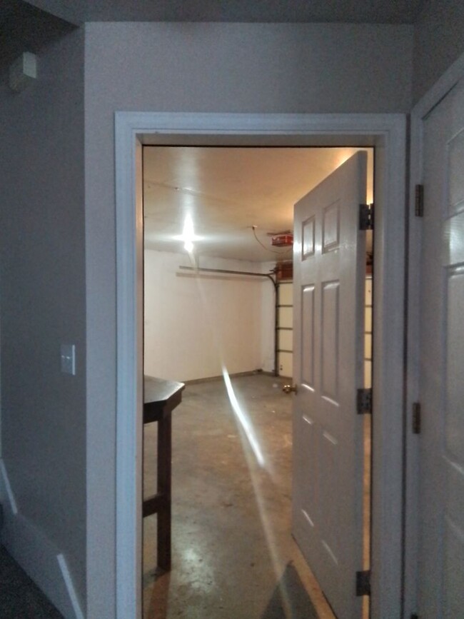 Building Photo - 4 bedroom: Super Clean with new carpet and...