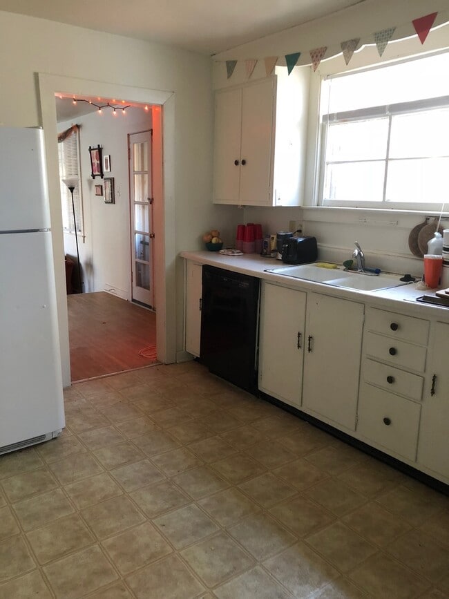 Building Photo - 4 Bedroom Available August 2026! Monthly r...