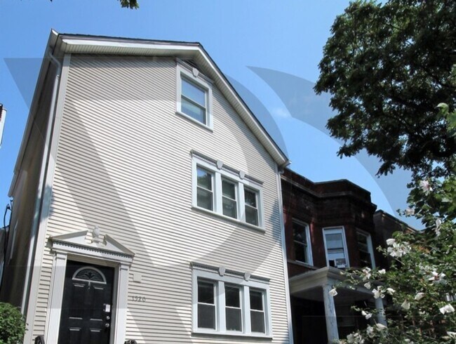Primary Photo - 1520 W Melrose St