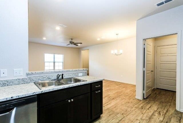 Building Photo - 6, 9 or 12 month Lease! Cooper Schools/ So...