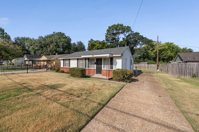 Building Photo - 995 Avon Rd