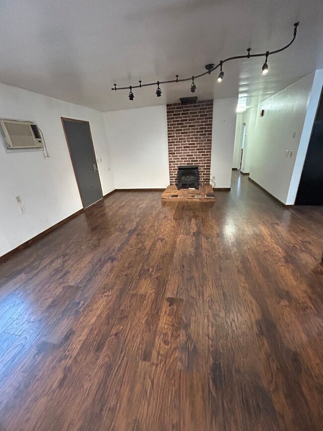 Building Photo - 3 Bedroom/1 bath Home available now.