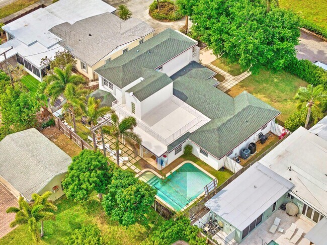 Building Photo - 240 Santa Lucia Dr