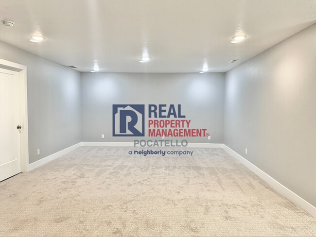 Building Photo - Beautiful Brand New 6 bedroom 3.5 bahtroom...