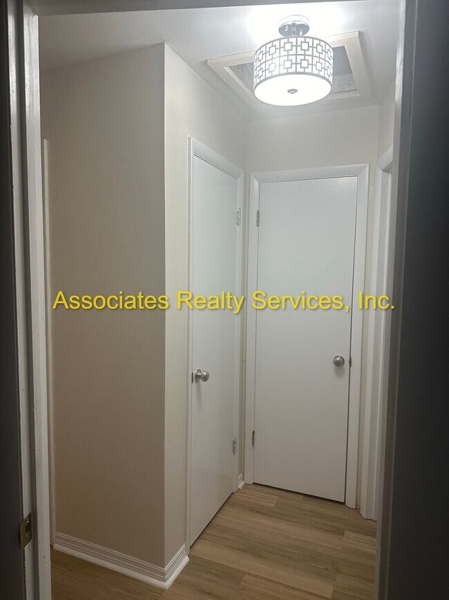 Building Photo - SUBLEASE: Remodeled 4BD/2BA Home with Den in Northwood!