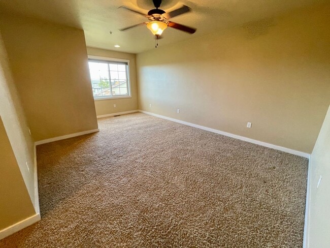 Building Photo - Lovely 3 Bed 2.5 home with 2 car garage