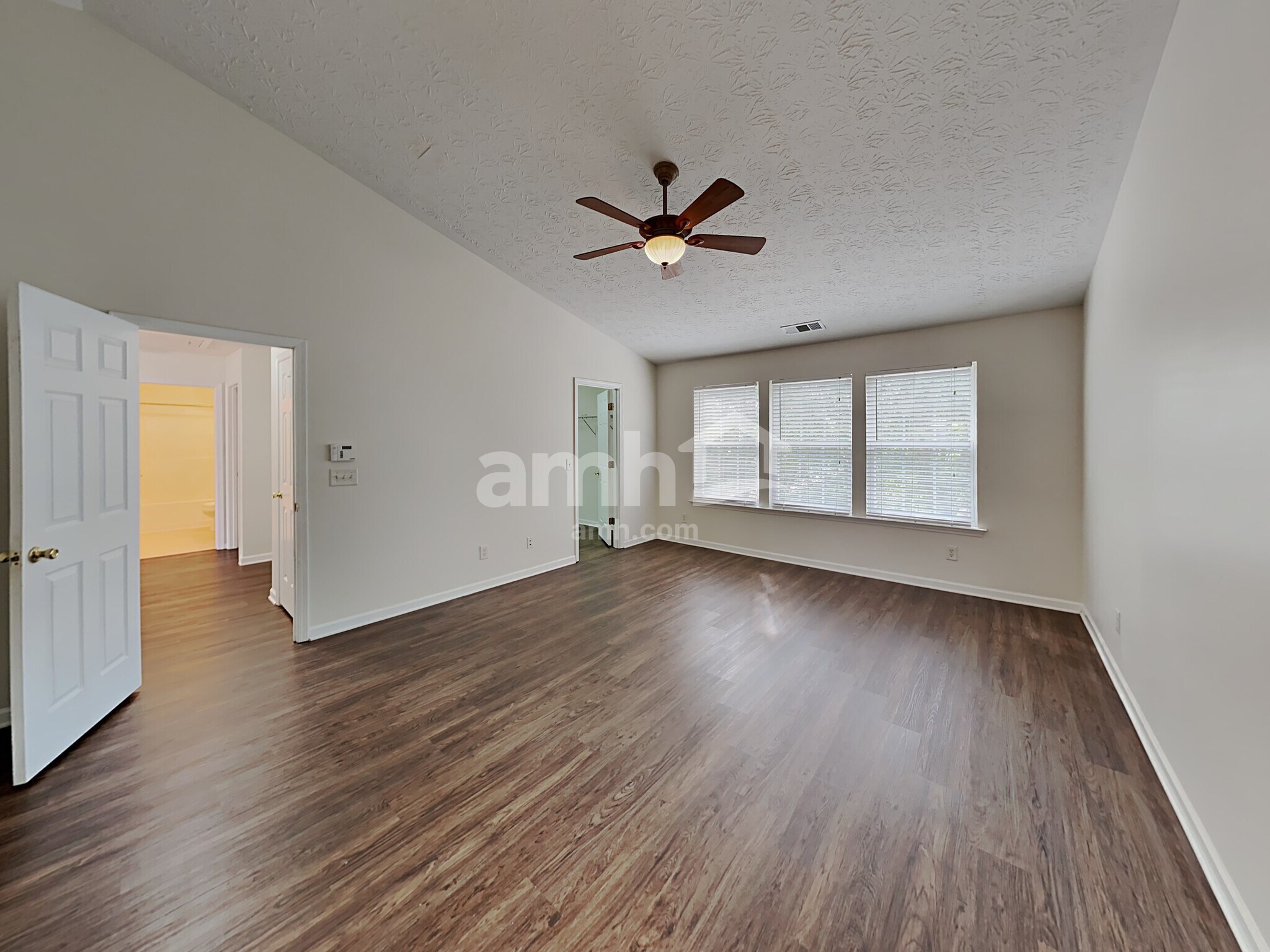 Building Photo - 307 Meadows Ln