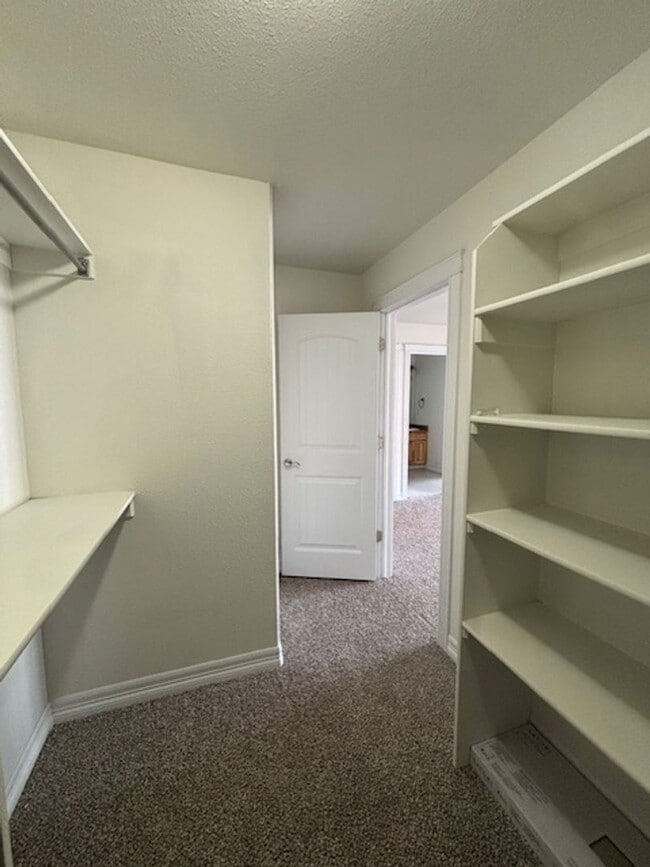 Building Photo - 4 Bedroom 3.5 Bath Townhouse Near Dell Range Blvd.