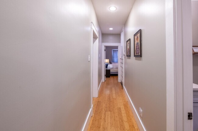 Building Photo - 902 Marquette Ave NW