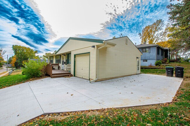 Building Photo - 3 Bedroom / 2 Bath Home with Finished Basm...