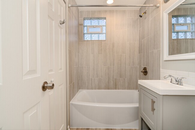 Building Photo - 6 E Briarwood Dr