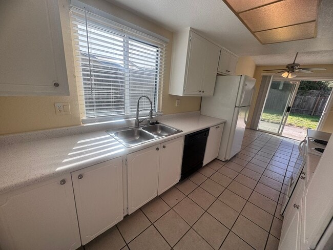 Building Photo - 3 Bedroom Home with RV Parking!