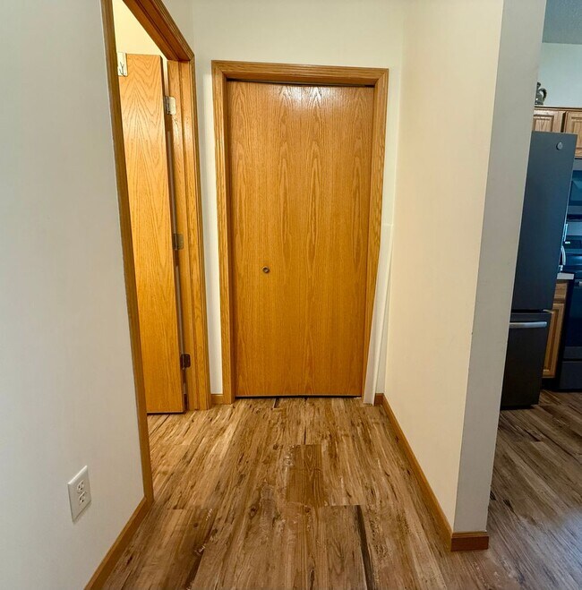 Building Photo - Lovely 3BR/3BA Otsego End Unit Townhome Available June!