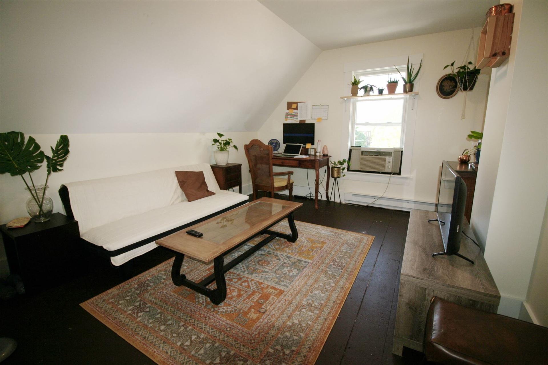 Building Photo - 10 Trakey St