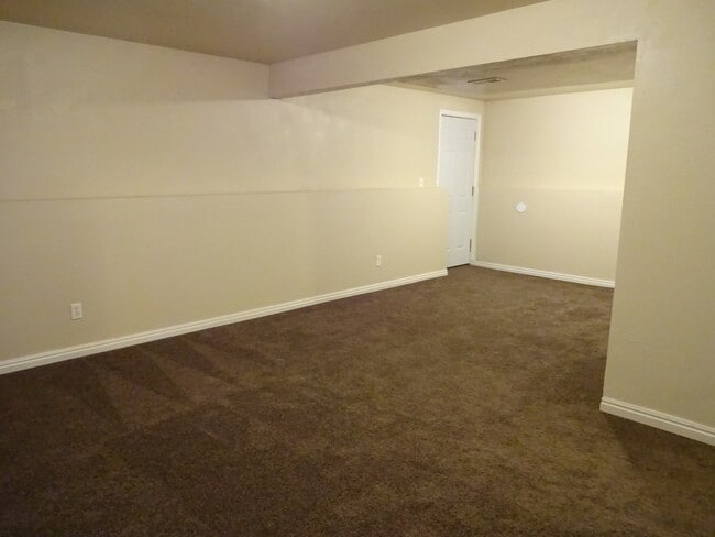 Building Photo - Large Home in Kearns - Fenced Backyard