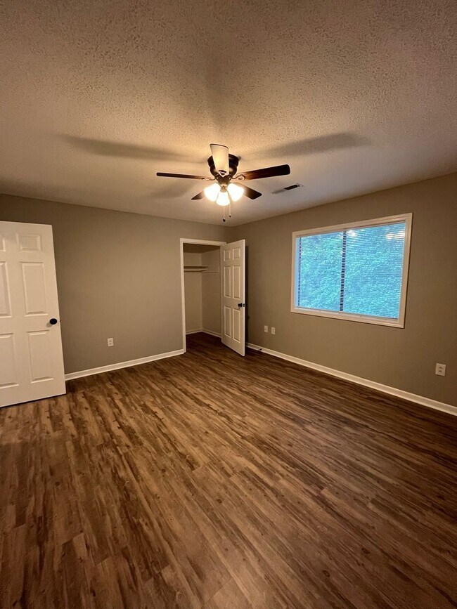 Building Photo - 2 Bedroom/1.5 Bathroom Townhome in Clemson, SC!