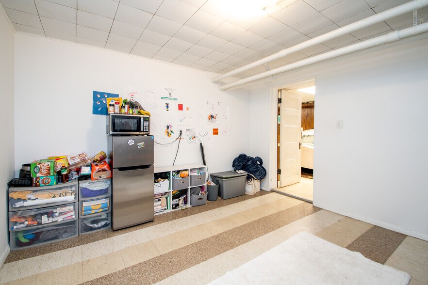 Building Photo - 1411 W Barker Ave