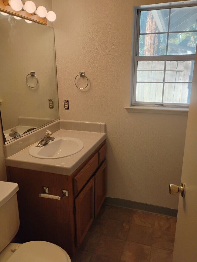 Building Photo - By appointment only. Do not disturb occupants. Apply now to schedule a viewing.