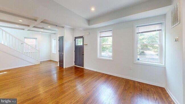 Building Photo - 452 Oakwood St SE