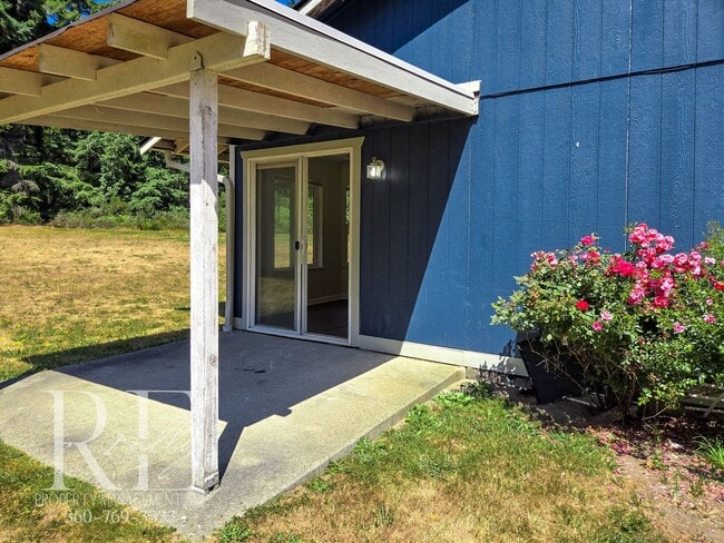 Building Photo - Quiet 3BR Duplex with Garage & Big Yard on...