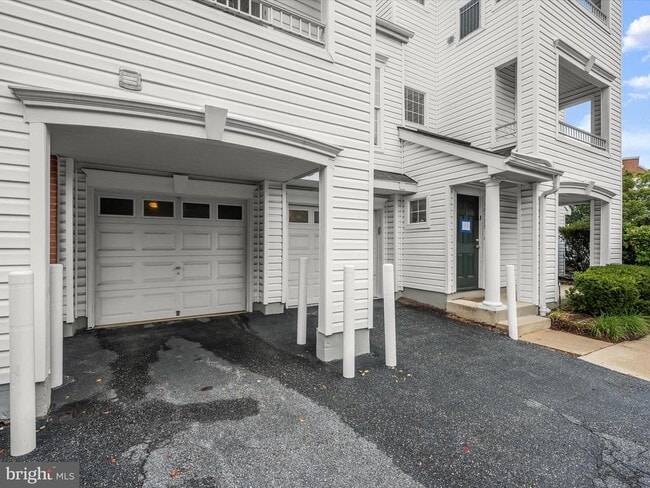 Building Photo - 10713 Symphony Way