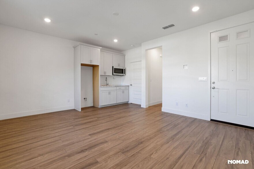 Building Photo - 12925 Knightsbrook Ave