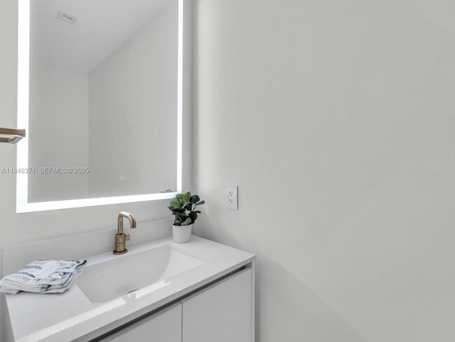 Building Photo - 700 NE 24th St