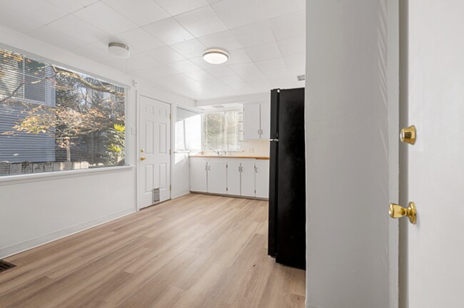 Building Photo - 52ND Street Apartments