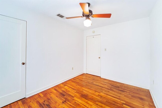 Building Photo - 1401 Ashwood Rd