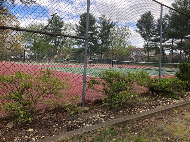 Tennis court - 3101 S Manchester St