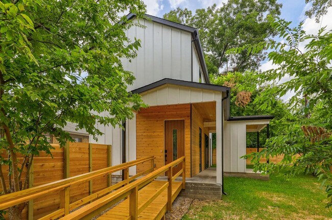 Building Photo - 2104 Columbia Cove