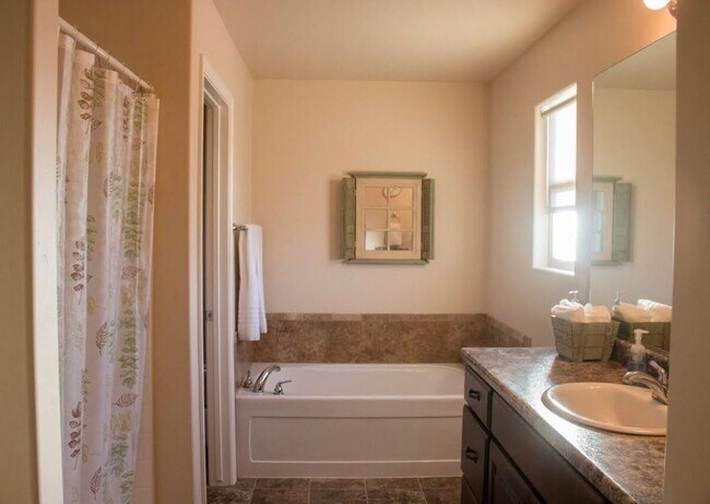Building Photo - Beautiful 3 Bedroom, 2 bathroom Home in Hu...