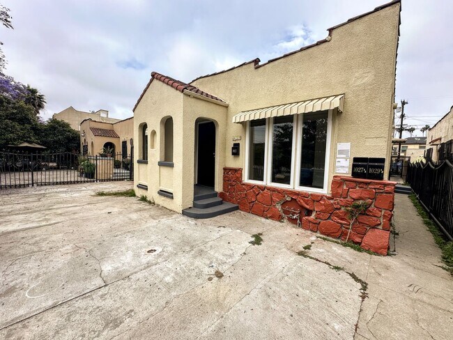 Building Photo - Front Unit, 2bd/1.5 bath with Central A/C and Heat and washer/dryer hookups