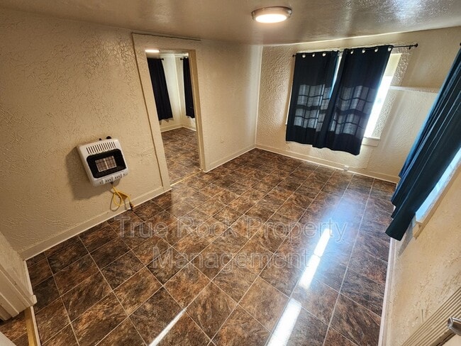 Building Photo - 700 1/2 W 16th Street (BILLS PAID- not including tv or wifi)