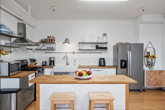 Building Photo - Industrial Chic 3bed/3bath loft style cond...