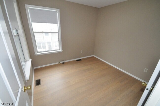 Building Photo - 352 Greenbriar Dr