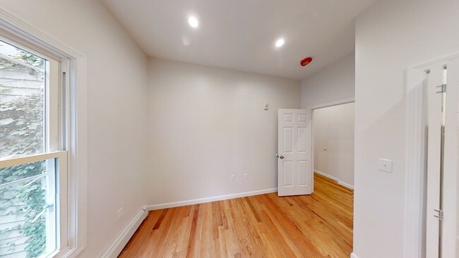 Building Photo - 130 Putnam St