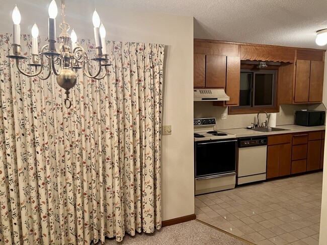 Building Photo - 649 Middle Tpke E