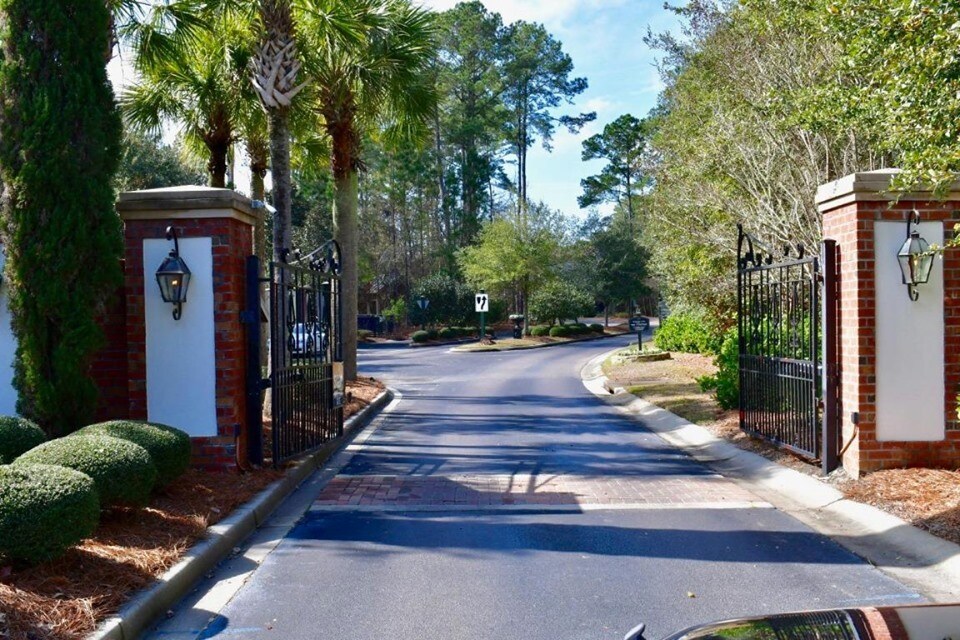 gated community - 2021 Basildon Rd