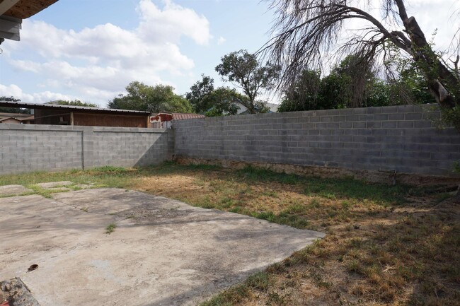 Building Photo - 1449 Los Ebanos Dr