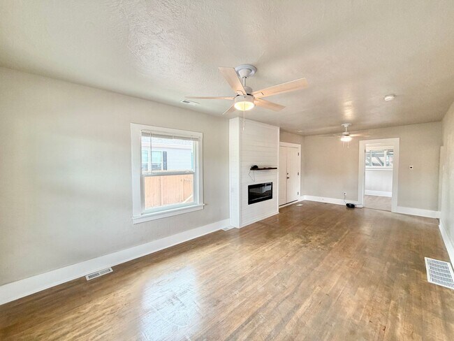 Building Photo - Updated 4BR with Fireplace, Deck & Private Backyard