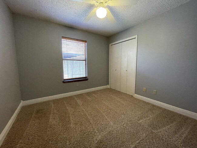 Building Photo - House Located On Cul-De-Sac & Within Minut...