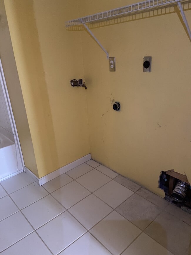 Building Photo - 18601 Honeysuckle Ln